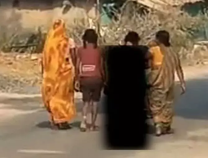 विधवा महिला को निर्वस्त्र कर गांव में घुमाया गया, ये कैसी घिनौनी सजा विधवा महिला को निर्वस्त्र कर गांव में घुमाया गया, ये कैसी घिनौनी सजा