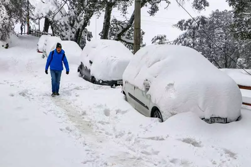 बर्फबारी और बारिश के बाद उत्तर भारत में कड़ाके की ठंड, पहाड़ी सड़कें बंद बर्फबारी और बारिश के बाद उत्तर भारत में कड़ाके की ठंड, पहाड़ी सड़कें बंद