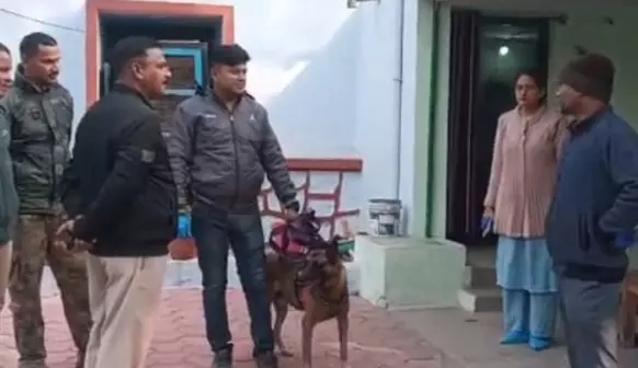 रिटायर्ड पुलिस अफसर के घर 10 लाख के गहने चोरी, पड़ोसियों से पूछताछ जारी रिटायर्ड पुलिस अफसर के घर 10 लाख के गहने चोरी, पड़ोसियों से पूछताछ जारी