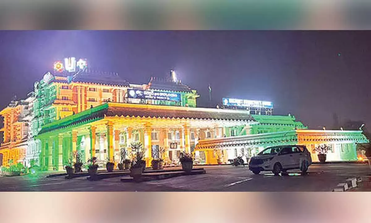 Andhra: गणतंत्र दिवस से पहले तिरुपति कलेक्ट्रेट तिरंगे की रोशनी से जगमगा उठा Andhra: गणतंत्र दिवस से पहले तिरुपति कलेक्ट्रेट तिरंगे की रोशनी से जगमगा उठा