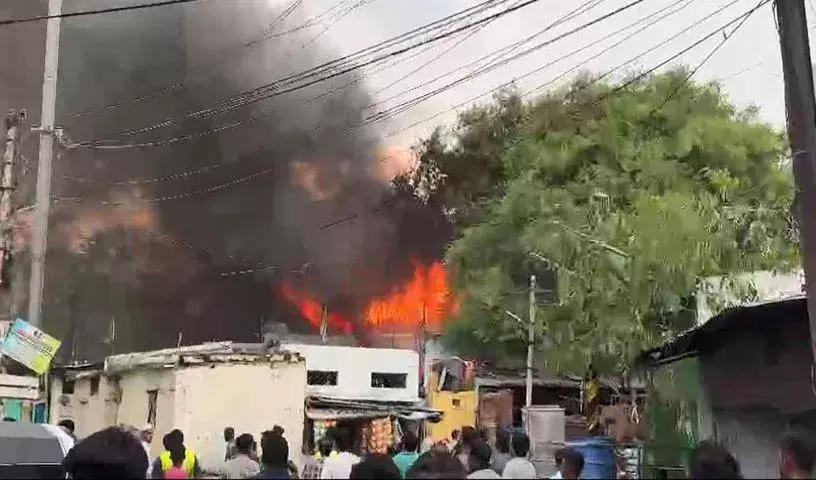 Hyderabad: NDRF और फायर ब्रिगेड की टीमें ऑपरेशन जारी, पांच लोग फंसे Hyderabad: NDRF और फायर ब्रिगेड की टीमें ऑपरेशन जारी, पांच लोग फंसे