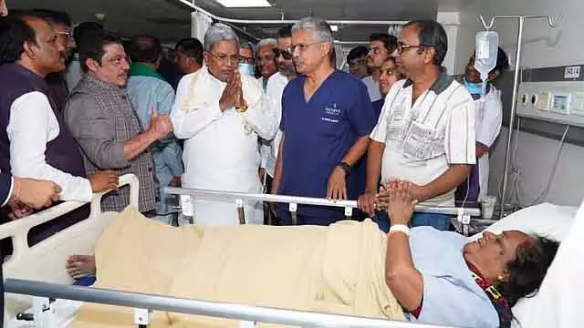 कटआउट गिरने से तीन लोग घायल: CM ने घायलों का हालचाल पूछा, ज़रूरी मदद का आश्वासन दिया कटआउट गिरने से तीन लोग घायल: CM ने घायलों का हालचाल पूछा, ज़रूरी मदद का आश्वासन दिया