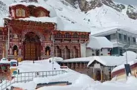 Uttarakhand: इन जगहों पर कई फुट जमी बर्फ, सड़क मार्ग बंद Uttarakhand: इन जगहों पर कई फुट जमी बर्फ, सड़क मार्ग बंद