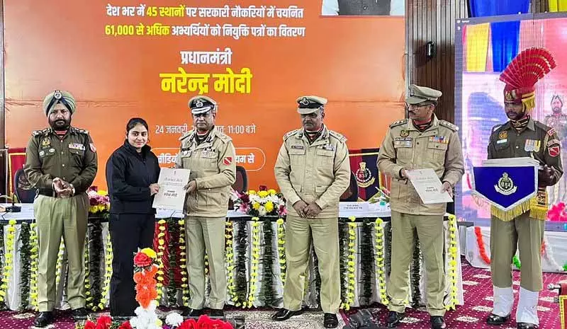 जालंधर में 651 युवाओं को BSF के अपॉइंटमेंट लेटर मिले। जालंधर में 651 युवाओं को BSF के अपॉइंटमेंट लेटर मिले।