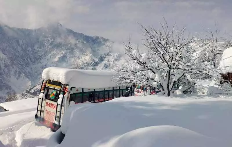 कश्मीर में ताज़ा बर्फबारी, Srinagar-Jammu नेशनल हाईवे आंशिक रूप से बहाल कश्मीर में ताज़ा बर्फबारी, Srinagar-Jammu नेशनल हाईवे आंशिक रूप से बहाल