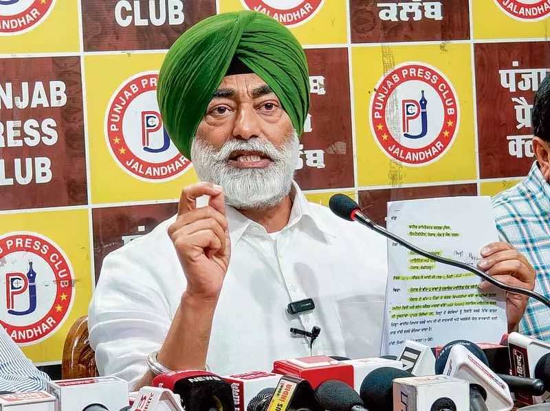 Khaira ने राज्य के कर्ज संकट के बीच 10 लाख रुपये के हेल्थ इंश्योरेंस के वादे को खोखला बताया Khaira ने राज्य के कर्ज संकट के बीच 10 लाख रुपये के हेल्थ इंश्योरेंस के वादे को खोखला बताया