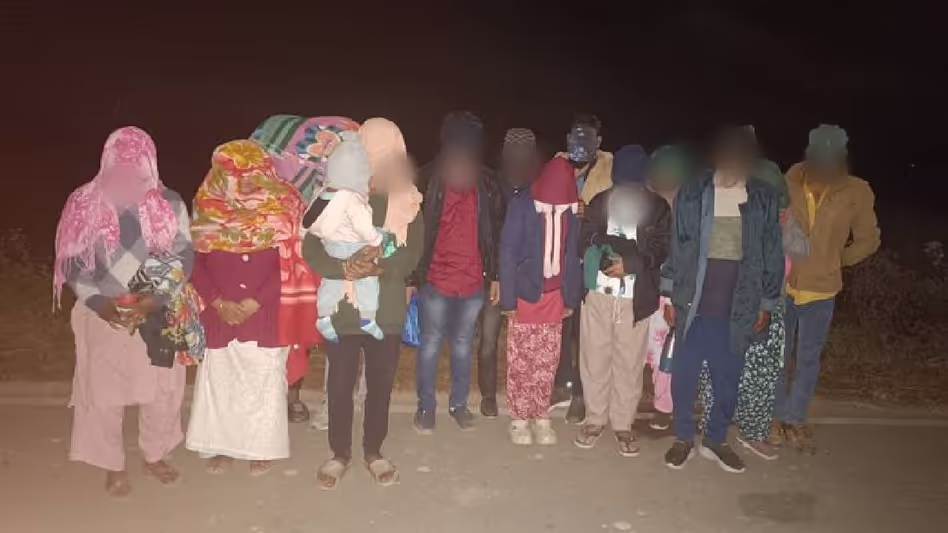 Assam -बांग्लादेश सीमा पर देर रात चले ऑपरेशन में 15 अवैध बांग्लादेशियों को वापस भेजा Assam -बांग्लादेश सीमा पर देर रात चले ऑपरेशन में 15 अवैध बांग्लादेशियों को वापस भेजा