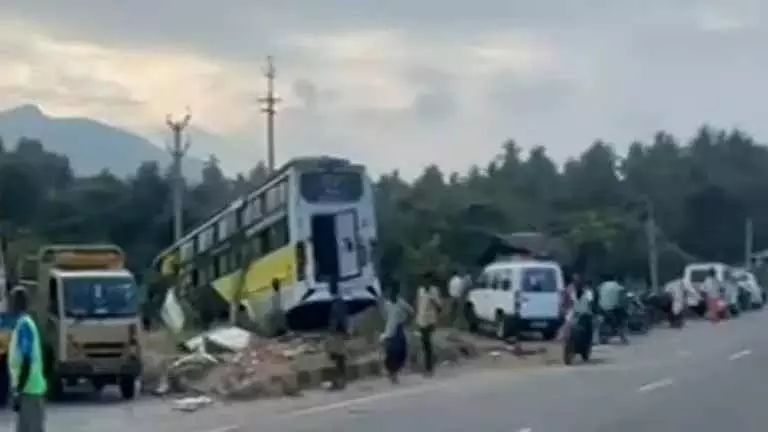 Madurai के पास ओमनी बसों की टक्कर में 3 लोगों की मौत, 15 घायल Madurai के पास ओमनी बसों की टक्कर में 3 लोगों की मौत, 15 घायल