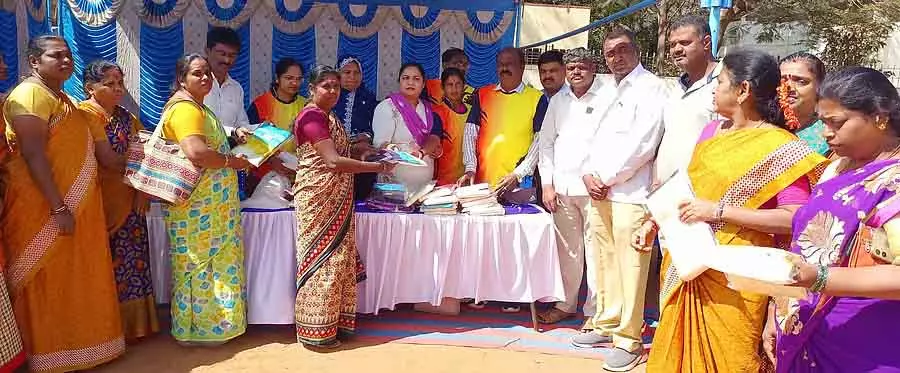 Karnataka: आंगनवाड़ी और नगर निगम कर्मचारियों को साड़ियां बांटी गई Karnataka: आंगनवाड़ी और नगर निगम कर्मचारियों को साड़ियां बांटी गई