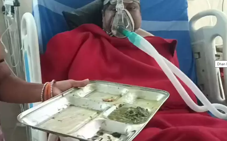 केश मिला भोजन परोसा गया मरीज को, मेडिकल कॉलेज अस्पताल में भारी अव्यवस्था केश मिला भोजन परोसा गया मरीज को, मेडिकल कॉलेज अस्पताल में भारी अव्यवस्था