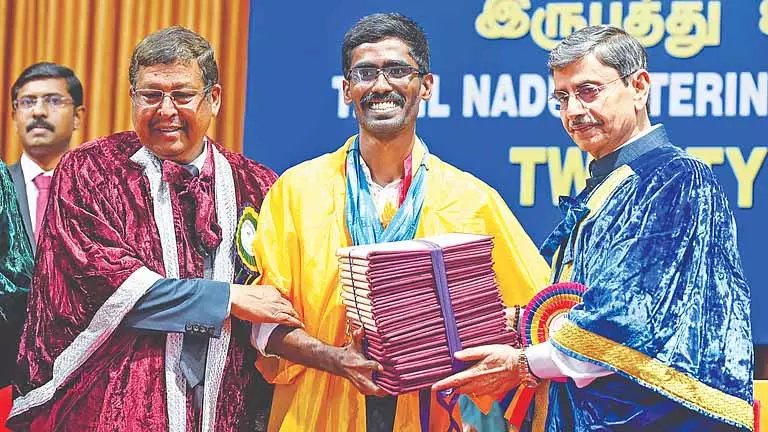 Dharmapuri चीनी मिल कर्मचारी के बेटे ने तनुवास में 23 पदक जीते Dharmapuri चीनी मिल कर्मचारी के बेटे ने तनुवास में 23 पदक जीते