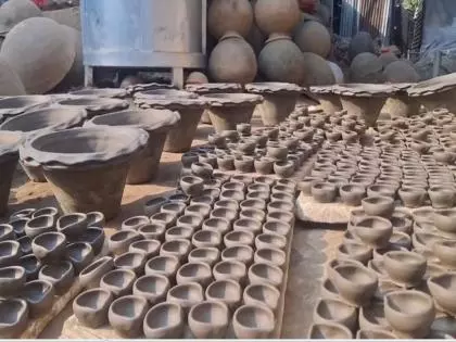 मिट्टी से वैश्विक पहचान तक: अशारिकांडी टेराकोटा की तीन दशकों की यात्रा मिट्टी से वैश्विक पहचान तक: अशारिकांडी टेराकोटा की तीन दशकों की यात्रा