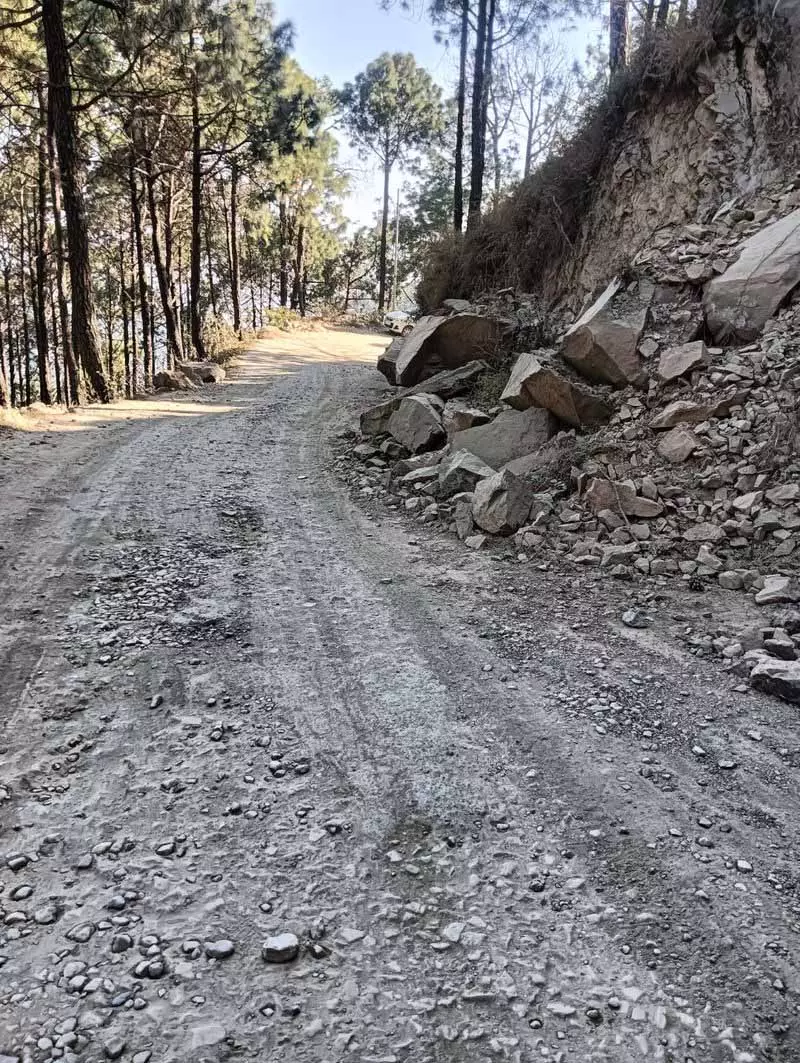 Kasauli की खराब सड़कें पर्यटकों को दूर रखती हैं Kasauli की खराब सड़कें पर्यटकों को दूर रखती हैं