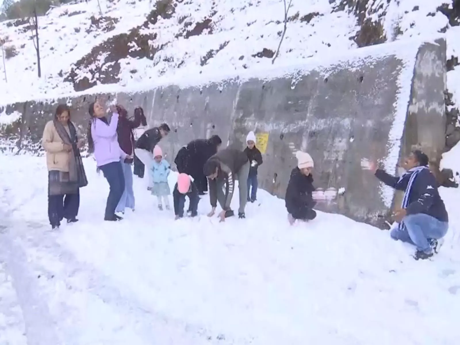 भारी बर्फबारी के कारण Rajouri का कोट्रांका बुढाल पर्यटन का प्रमुख केंद्र बन गया भारी बर्फबारी के कारण Rajouri का कोट्रांका बुढाल पर्यटन का प्रमुख केंद्र बन गया