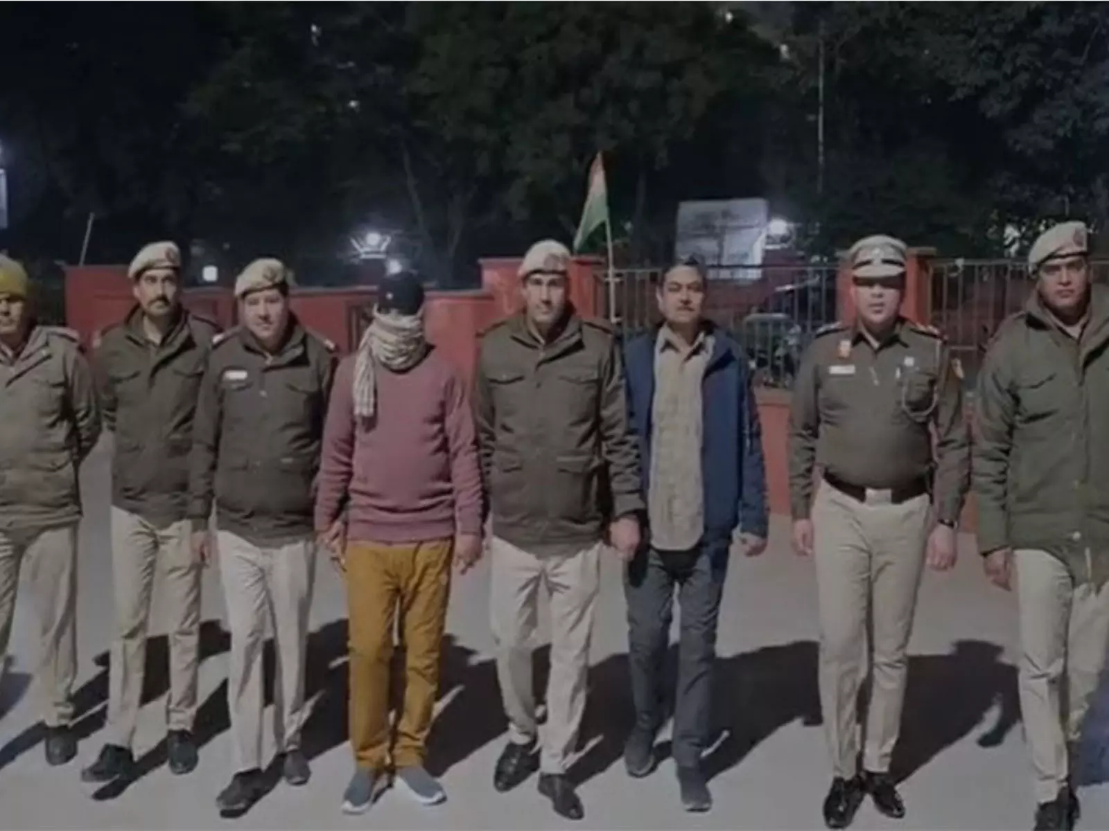 Operation Kavach: पश्चिमी दिल्ली पुलिस ने 24 घंटे में 325 ठिकानों पर छापेमारी की, 586 गिरफ्तार Operation Kavach: पश्चिमी दिल्ली पुलिस ने 24 घंटे में 325 ठिकानों पर छापेमारी की, 586 गिरफ्तार