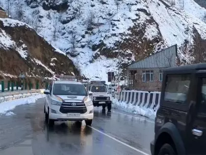 जम्मू-कश्मीर: NH-44 तीसरे दिन भी बंद रहने के कारण मरम्मत का काम जारी जम्मू-कश्मीर: NH-44 तीसरे दिन भी बंद रहने के कारण मरम्मत का काम जारी