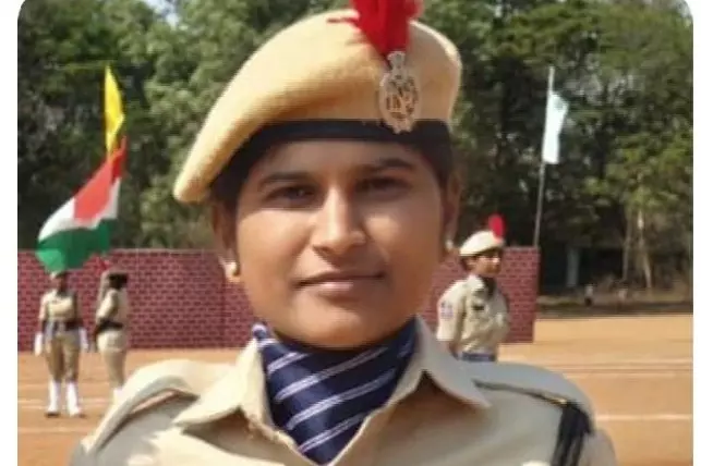 Telangana: तस्करी गिरोह की कार ने महिला पुलिसकर्मी को कुचला, हालत गंभीर Telangana: तस्करी गिरोह की कार ने महिला पुलिसकर्मी को कुचला, हालत गंभीर