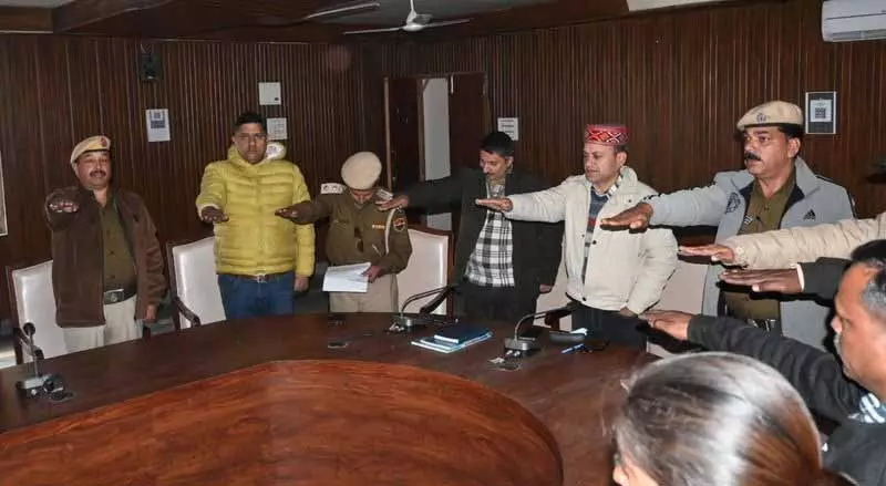 Himachal: 32 सिविल डिफेंस वॉलंटियर्स ने ट्रेनिंग ली Himachal: 32 सिविल डिफेंस वॉलंटियर्स ने ट्रेनिंग ली