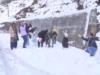 J&K: भारी बर्फबारी से राजौरी में कोटरंका बुढाल टूरिस्ट हॉटस्पॉट बन गया J&K: भारी बर्फबारी से राजौरी में कोटरंका बुढाल टूरिस्ट हॉटस्पॉट बन गया