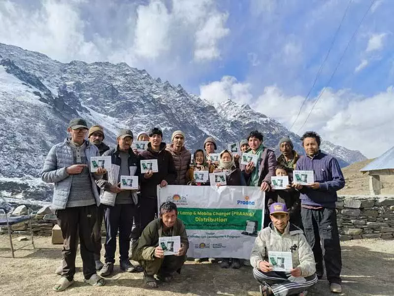 Himachal: दूरदराज के गांवों में सोलर लैंप, फोन चार्जर बांटे गए Himachal: दूरदराज के गांवों में सोलर लैंप, फोन चार्जर बांटे गए