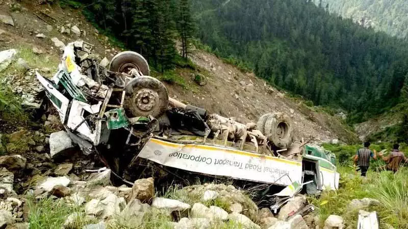 मुश्किल इलाका सड़क हादसों का मुख्य कारण: Report मुश्किल इलाका सड़क हादसों का मुख्य कारण: Report