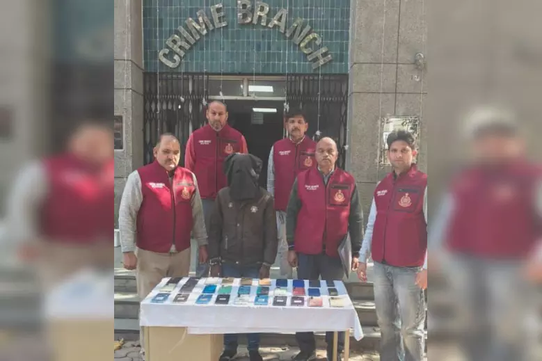 घोषित अपराधी गिरफ्तार, चोरी के 30 मोबाइल बरामद घोषित अपराधी गिरफ्तार, चोरी के 30 मोबाइल बरामद
