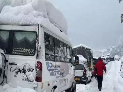 Manali में बर्फबारी से जनजीवन ठप, नेशनल हाईवे पर पर्यटक फंसे Manali में बर्फबारी से जनजीवन ठप, नेशनल हाईवे पर पर्यटक फंसे