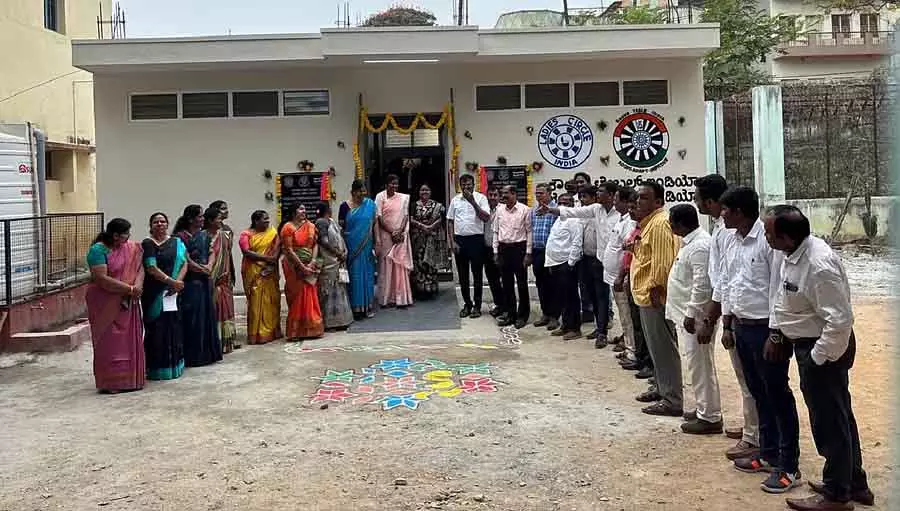 Karnataka : सरकारी कॉलेज के महिला शौचालय का उद्घाटन किया Karnataka : सरकारी कॉलेज के महिला शौचालय का उद्घाटन किया