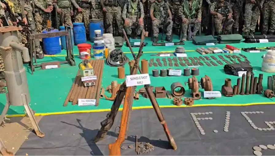 बड़ी साजिश सुकमा में रच रहे थे नक्सली, CRPF और DRG ने हथियार डम्प ढूंढ निकाले बड़ी साजिश सुकमा में रच रहे थे नक्सली, CRPF और DRG ने हथियार डम्प ढूंढ निकाले