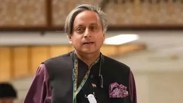 Tharoor-CPM की दुबई बातचीत को लेकर कांग्रेस में पाला बदलने की बातें Tharoor-CPM की दुबई बातचीत को लेकर कांग्रेस में पाला बदलने की बातें