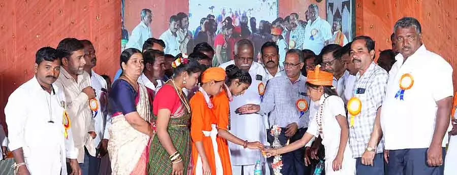 माता-पिता को छात्रों के लिए रोल मॉडल बनना चाहिए: Virupakshappa Bellary माता-पिता को छात्रों के लिए रोल मॉडल बनना चाहिए: Virupakshappa Bellary