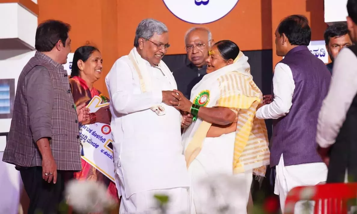 PM आवास योजना का ज़्यादातर खर्च राज्य उठाता है, लेकिन क्रेडिट केंद्र को मिलता है सिद्धारमैया PM आवास योजना का ज़्यादातर खर्च राज्य उठाता है, लेकिन क्रेडिट केंद्र को मिलता है सिद्धारमैया