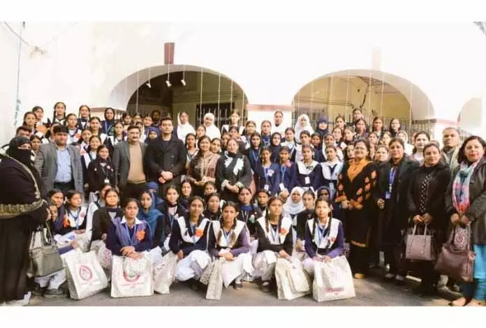 DC Jammu ने राष्ट्रीय बालिका दिवस पर छात्राओं को प्रेरित किया DC Jammu ने राष्ट्रीय बालिका दिवस पर छात्राओं को प्रेरित किया