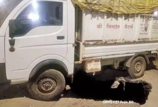नाले पर बनी सड़क धंसी, बढ़ई चाल के पास बड़ा हादसा टला, फंसी पिकअप नाले पर बनी सड़क धंसी, बढ़ई चाल के पास बड़ा हादसा टला, फंसी पिकअप