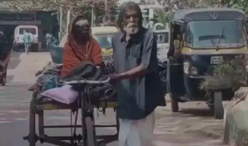 75 साल के आदमी ने लकवाग्रस्त पत्नी का इलाज कराने के लिए रिक्शा से 300 Km का सफर तय किया 75 साल के आदमी ने लकवाग्रस्त पत्नी का इलाज कराने के लिए रिक्शा से 300 Km का सफर तय किया