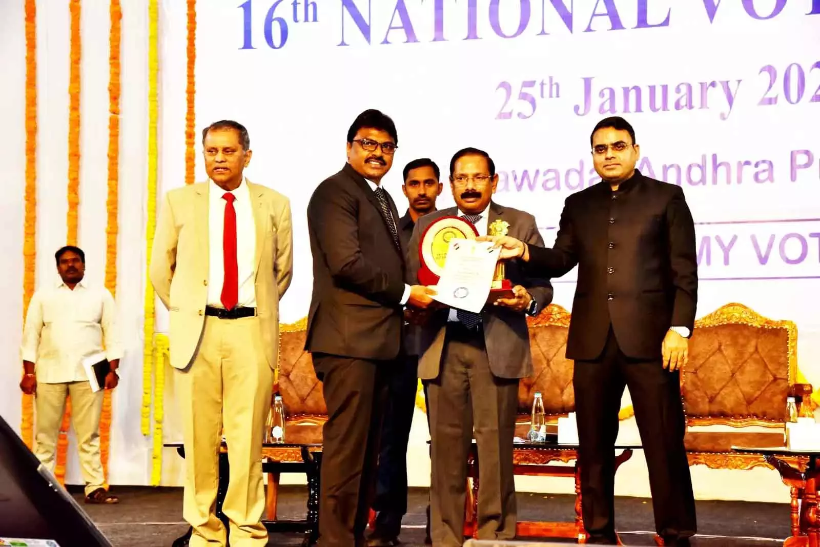 Prakasam और नेल्लोर जिलों को राज्य-स्तरीय सम्मान Prakasam और नेल्लोर जिलों को राज्य-स्तरीय सम्मान