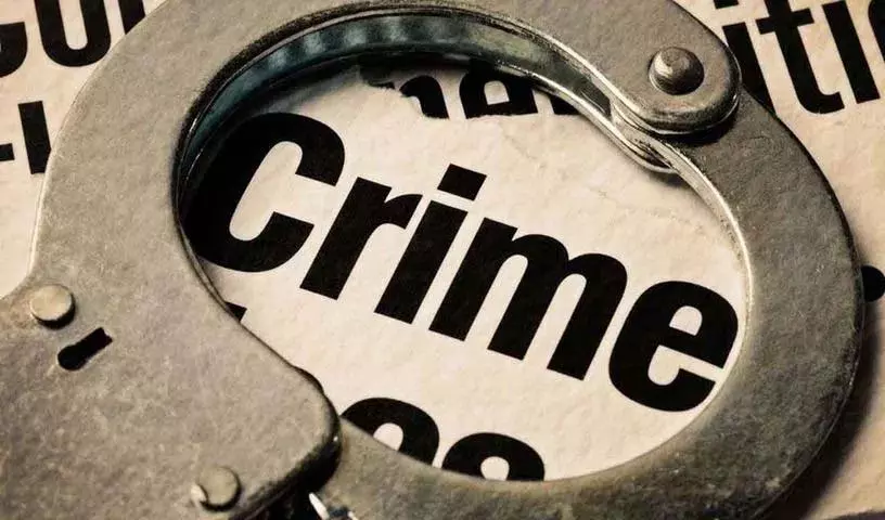 Mumbai Police ने इमिग्रेशन रेड के दौरान कैश और सोना चुराया, गिरफ्तार Mumbai Police ने इमिग्रेशन रेड के दौरान कैश और सोना चुराया, गिरफ्तार