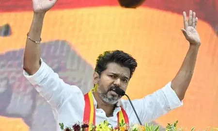 तमिलनाडु : चुनावी मैदान में उतरे विजय, मामल्लापुरम बैठक से टीवीके ने दिखाई ताकत तमिलनाडु : चुनावी मैदान में उतरे विजय, मामल्लापुरम बैठक से टीवीके ने दिखाई ताकत