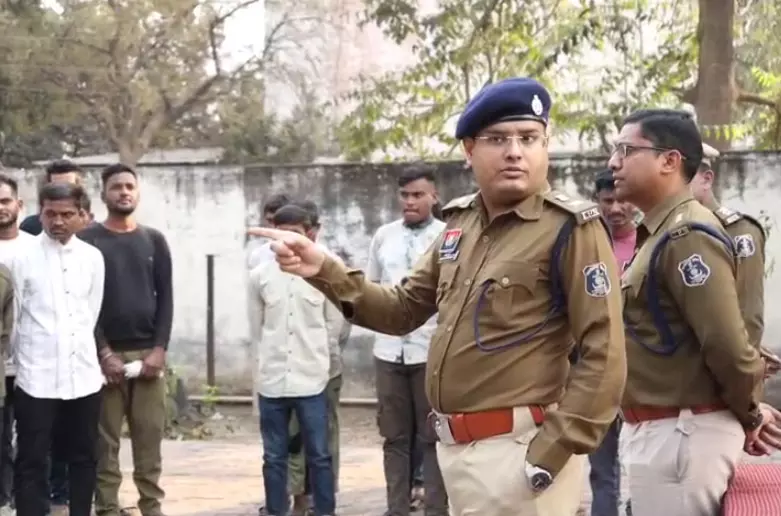रायपुर नॉर्थ जोन में हिस्ट्रीशीटर और बदमाशों की परेड, दी गई सख्त चेतावनी रायपुर नॉर्थ जोन में हिस्ट्रीशीटर और बदमाशों की परेड, दी गई सख्त चेतावनी