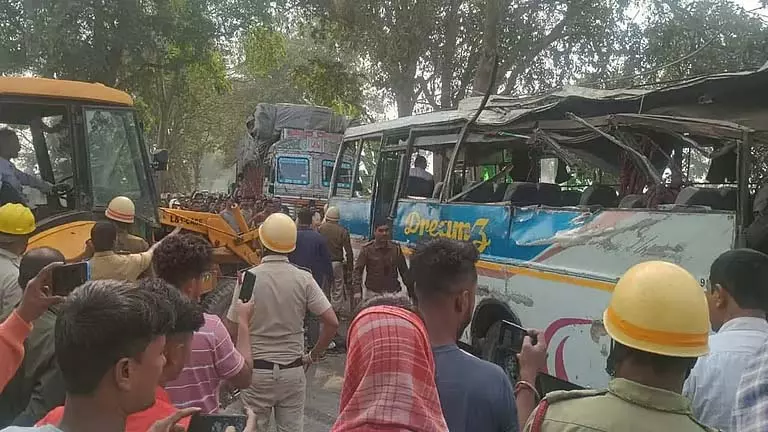 Race के भयानक नतीजे, यात्री बस पलटी, 1 की मौत Race के भयानक नतीजे, यात्री बस पलटी, 1 की मौत