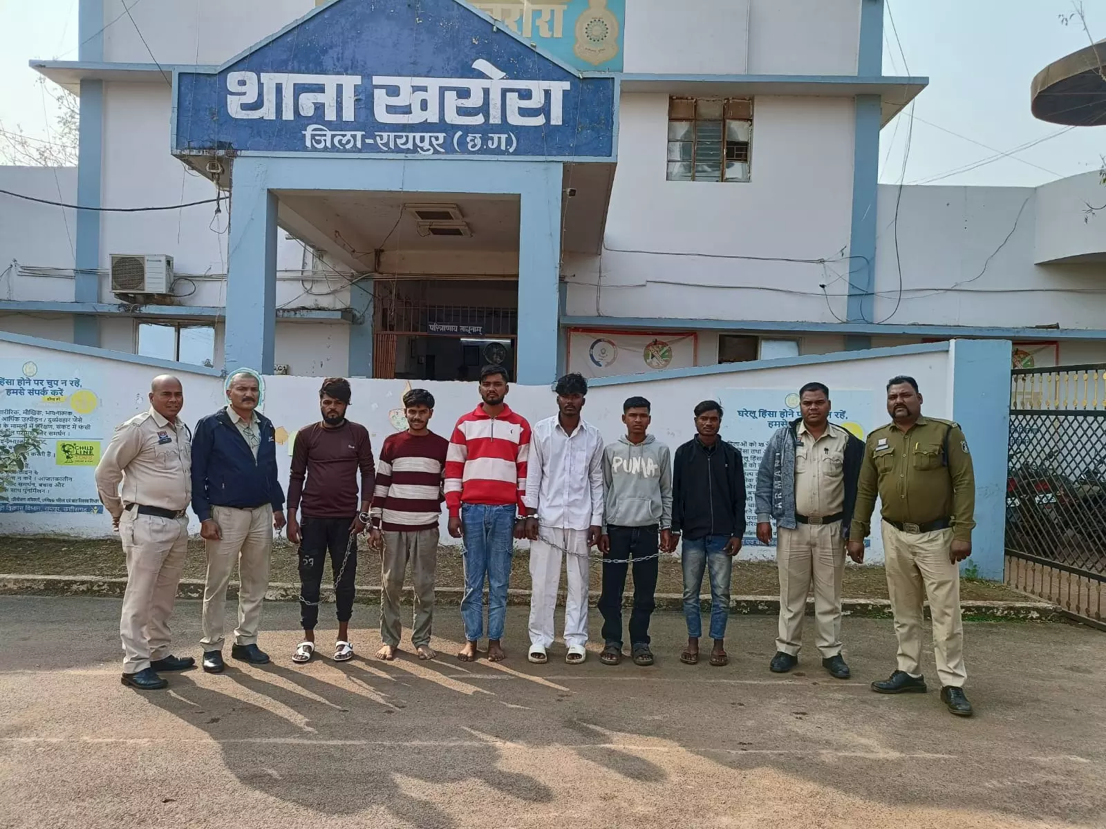 खरोरा पुलिस ने बदमाशों को किया गिरफ्तार, धारदार चाकू और स्कॉर्पियो वाहन जब्त खरोरा पुलिस ने बदमाशों को किया गिरफ्तार, धारदार चाकू और स्कॉर्पियो वाहन जब्त