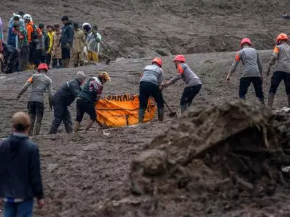 भारी बारिश के बाद Indonesia में राहत और बचाव अभियान, 10 की मौत भारी बारिश के बाद Indonesia में राहत और बचाव अभियान, 10 की मौत