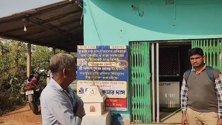 नकली Doctor पर भरोसा करने के बाद एक बुजुर्ग की आंखों की रोशनी चली गई नकली Doctor पर भरोसा करने के बाद एक बुजुर्ग की आंखों की रोशनी चली गई