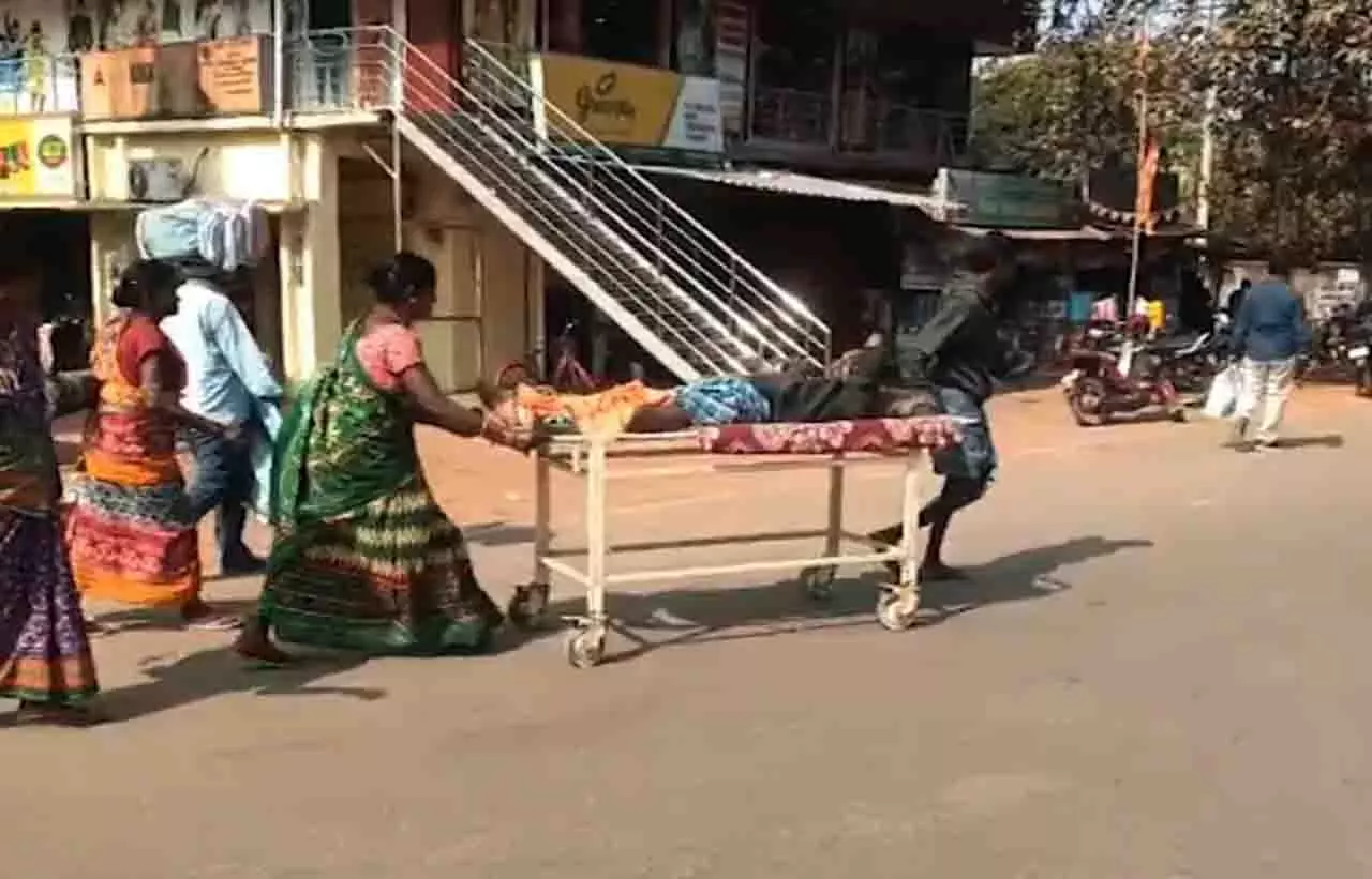 Sambalpur: एम्बुलेंस की कमी, मरीज को सड़क पर स्ट्रेचर पर ले जाया गया Sambalpur: एम्बुलेंस की कमी, मरीज को सड़क पर स्ट्रेचर पर ले जाया गया