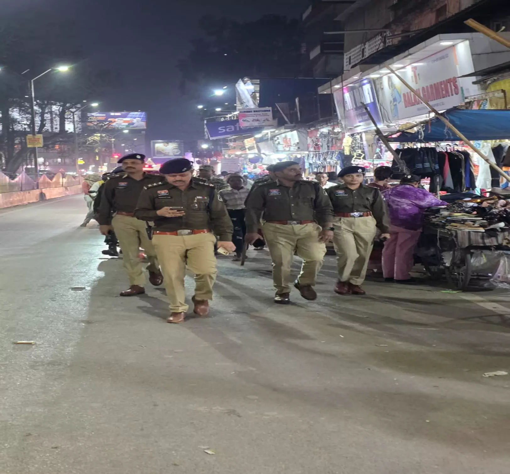 कमिश्नरेट रायपुर मध्य जोन में विजिबल पुलिसिंग, पैदल पेट्रोलिंग व संदिग्ध चेकिंग कमिश्नरेट रायपुर मध्य जोन में विजिबल पुलिसिंग, पैदल पेट्रोलिंग व संदिग्ध चेकिंग