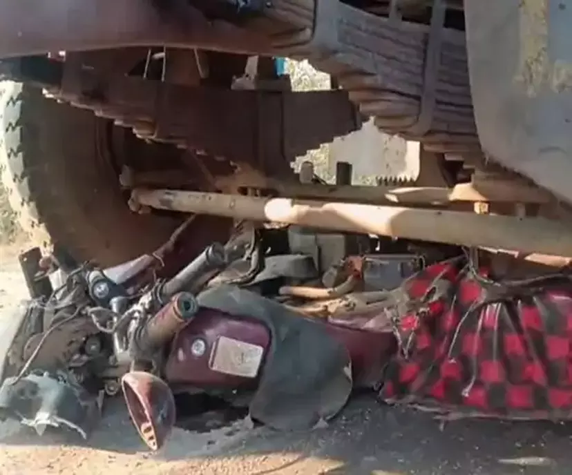 तेज रफ्तार ट्रक ने बाइक को टक्कर मारी, पिता की मौत, बेटा घायल तेज रफ्तार ट्रक ने बाइक को टक्कर मारी, पिता की मौत, बेटा घायल
