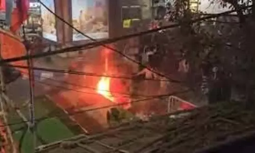 West Bengal: TMC और BJP कार्यकर्ताओं में तीखी झड़प, मंच पर लगाई आग