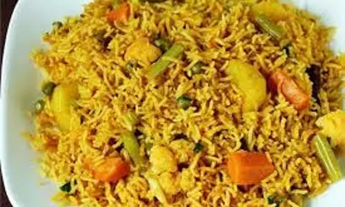Tehri Recipe for Dinner: डिनर में बनाएं उत्तर प्रदेश की फेमस शुद्ध शाकाहारी तहरी