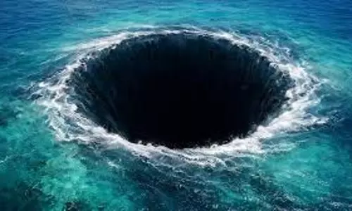 Dragon Hole: समुद्र की 1000 फीट गहराई में नरक का दरवाजा, न धूप है न हवा फिर भी जिंदा हैं 1700 वायरस Dragon Hole: समुद्र की 1000 फीट गहराई में नरक का दरवाजा, न धूप है न हवा फिर भी जिंदा हैं 1700 वायरस