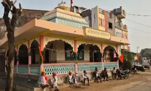प्रेम विवाह के खिलाफ गांव वाले, परिवार से बहिष्कार करने का निर्णय